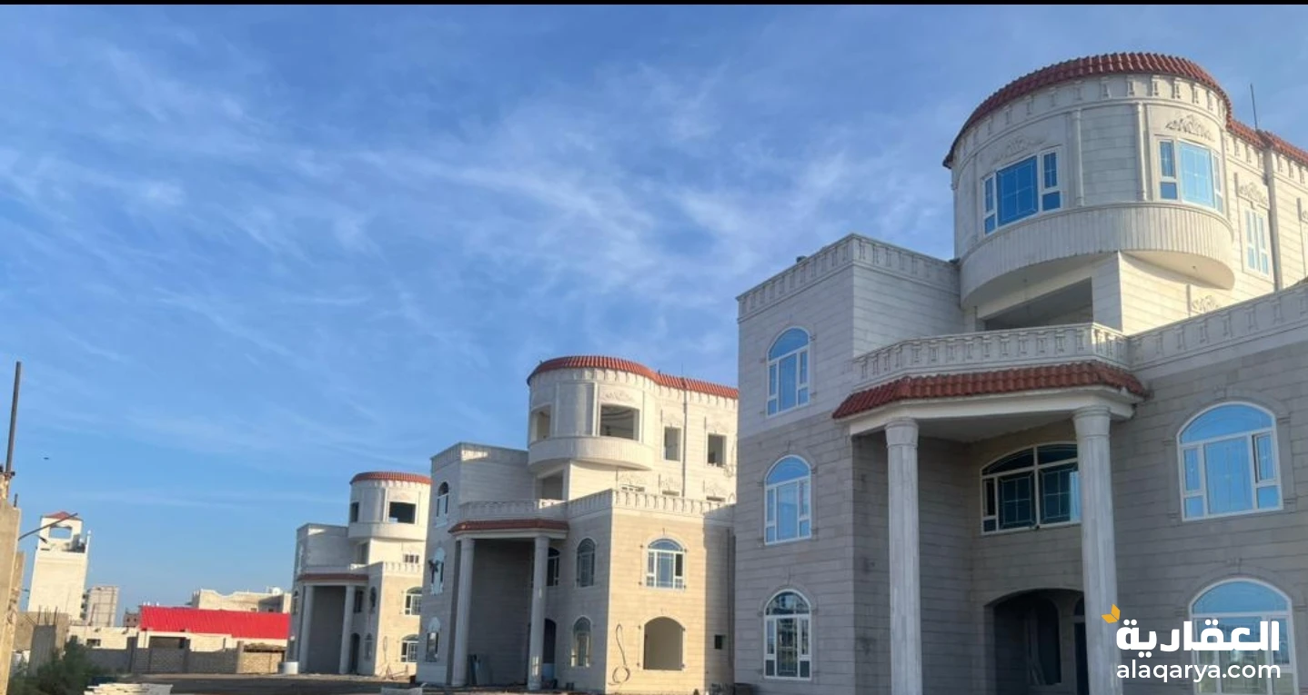 ثلاث فلل بحوش واحد للبيع في عدن العريش
