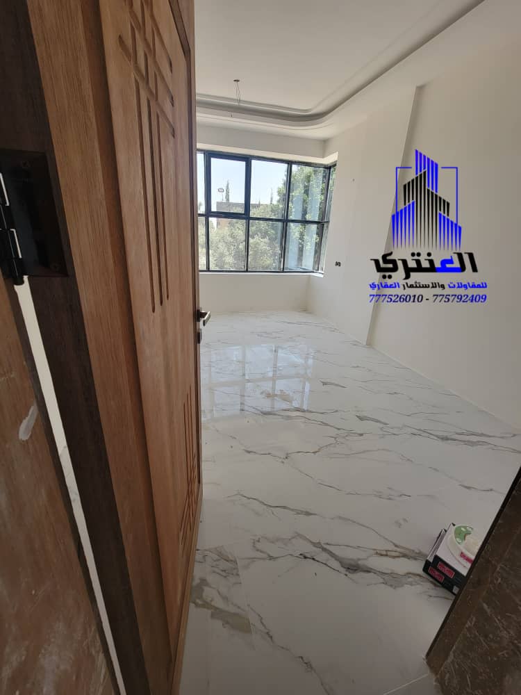 مبنى تجاري خمسة دور وبدروم سوبر لوكس..