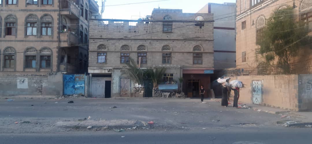 للبيع بسعر الارض فقط والموفع في الحصبه خلف وزاره الصحه