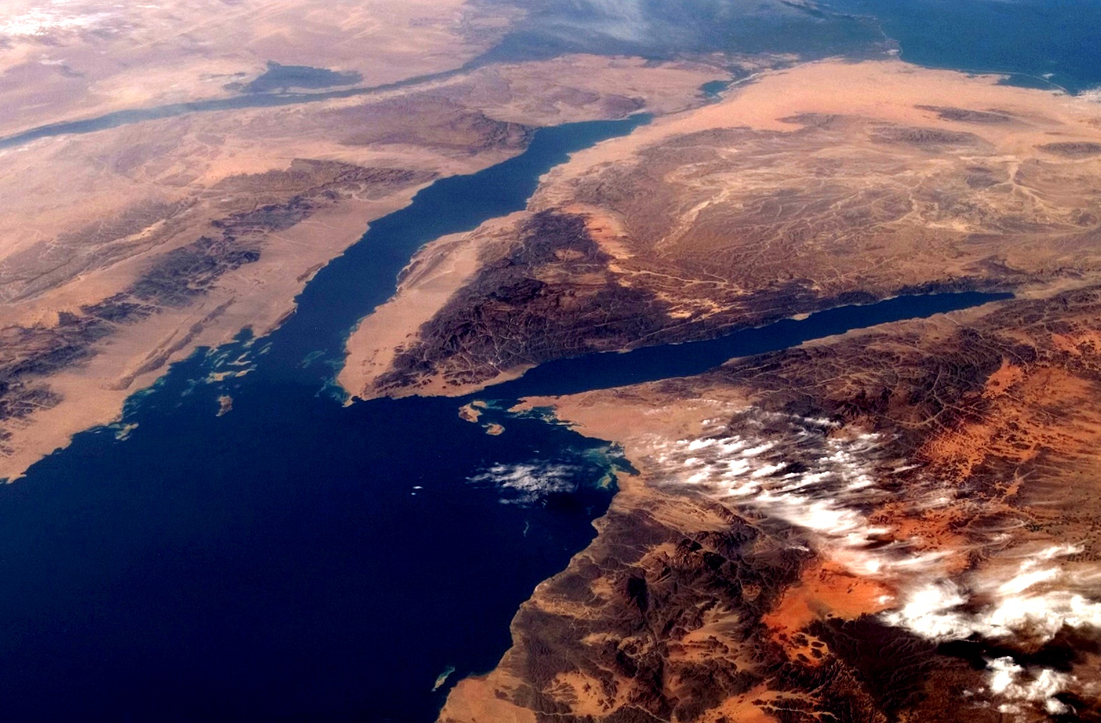 تاريخ بناء قناة السويس البحري